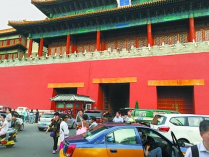 每天停放车辆过千辆 尾气威胁故宫古建筑