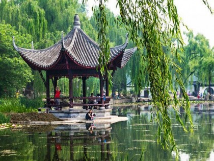 浅谈中国现代园林中材料的运用与发展