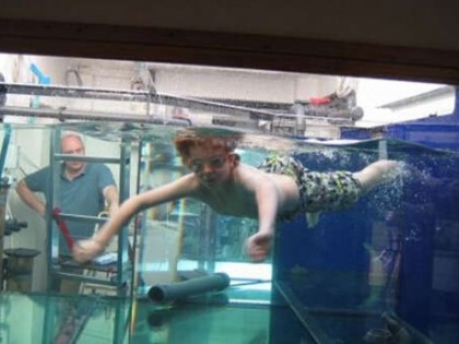 英国一父亲花费上万英镑建造大鱼缸供儿游泳