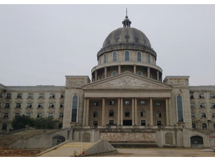 武汉山寨国会大厦成烂尾