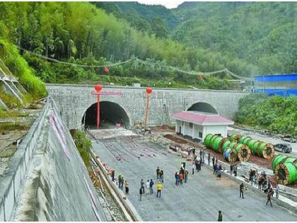 全国最长双向六车道高速公路隧道贯通