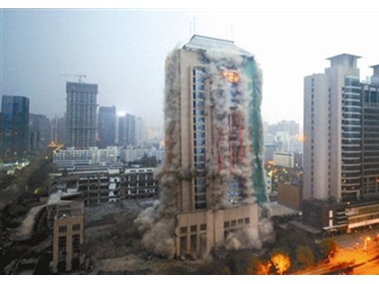 西安百米高楼未使用即被爆破拆除