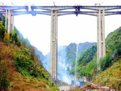 建设难度极大的“磁洞沟大桥”成功合龙