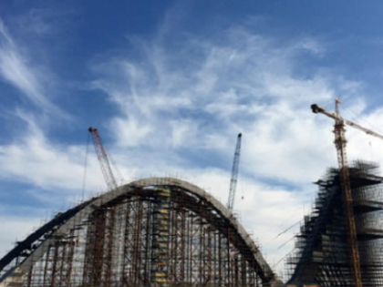 大连异型结构景观桥主体完工