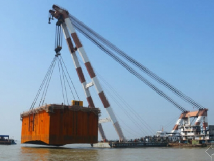 商合杭铁路芜湖长江公铁大桥钢围堰成功浮运