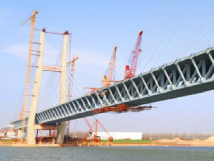 我国首条跨江重载铁路顺利实现合龙