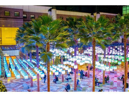 设计师在纽约布鲁克菲尔德广场安置创意灯光装置