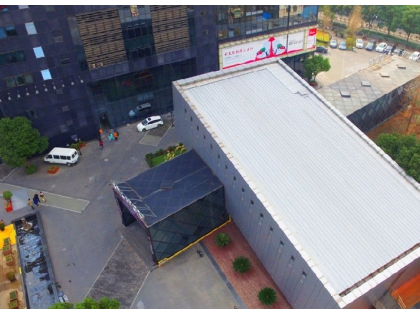 上海现 “俯卧撑”造型奇葩建筑