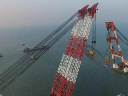 港珠澳大桥“海豚”造型钢塔空中竖转吊装