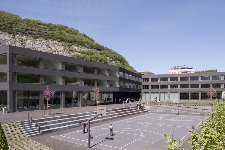它清楚地表明它属于教育建筑，教育和体育的用地位于距离街较远的地方，院子开放向南边的Dents-du-Midi。