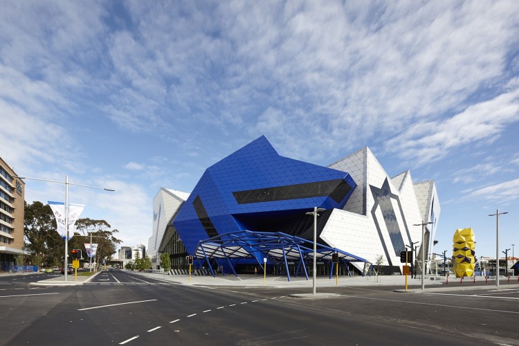 这个极具视觉冲击力的设计受到了弗里曼特尔（Fremantle）的12面圆屋（ the 12‐sided Round House ）以及克里斯多夫•蒙克顿的永恒之谜（Christopher Monckton's Eternity Puzzle）里的209块不规则形的启发。“这个地标性的建筑意在引起符号解读，创造直接的视觉回应，成为城市整体规划的完整一部分。” 设计总监 Howard Raggatt 说道。