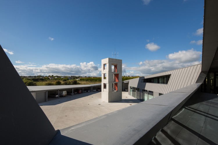 这座建筑临近环路，因而能够马上出车提供消防服务，建筑造型就好像是由灭火设备拖动的轨迹衍生出来。训练空间针对了以下科目：切割车辆，地下与有限空间训练，呼吸器训练与教室学习。