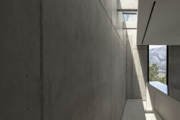 半山上的水泥住宅/nomarq | estudi d’arquitectura