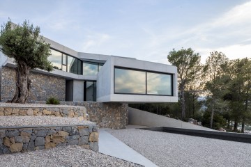 半山上的水泥住宅/nomarq | estudi d’arquitectura