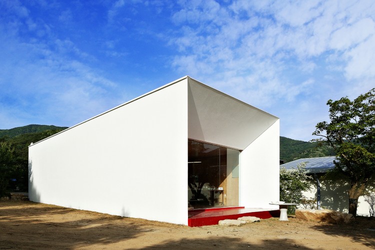 空间利用特殊的材料建造。你可以发现其中的地板是普通的尿烷地板，而墙壁采用了木板和砖块。这些材料都非常常见。这个空间没有什么特别的，我们接手它的时候就是这样。但是利用明亮的色彩，空间具有了一种特别的感觉，好像其中有着很多不同的层次。通过对普通材料的利用我们创造了超乎寻常的外观并且增加了空间的复杂性。人们会觉得其中的光线非常特别。但是其实只是采用了普通的荧光灯。